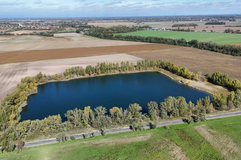 Bauträger aufgepasst: Bauland mit Teich 193.000 m2 in Hédervár