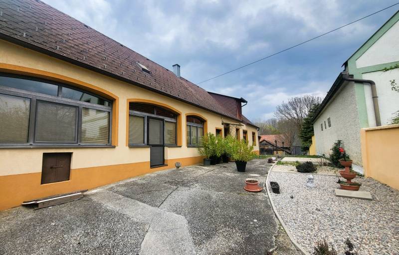 Zum Verkauf: Einfamilienhaus mit zwei Wohneinheiten in guter Lage von 