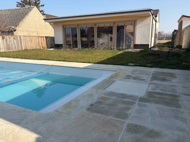 Exklusive Liegenschaft mit zwei Häusern, Pool und großem Garten 